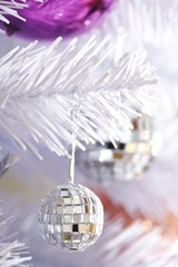 Discokugel im weißen Weihnachtsbaum