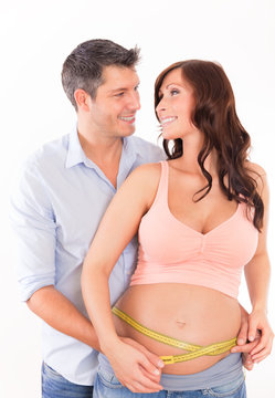 pregnant couple measure belly