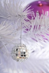 Discokugel im weißen Weihnachtsbaum