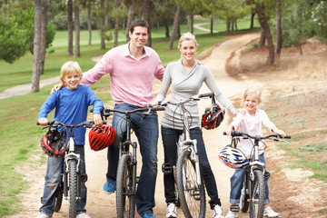 Obraz premium Family enjoying bike ride in park