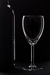 Weinflasche und Glas im Gegenlicht