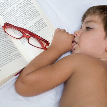 bambino stanco di leggere