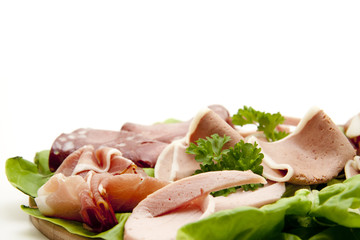 Wurst auf Salatblätter