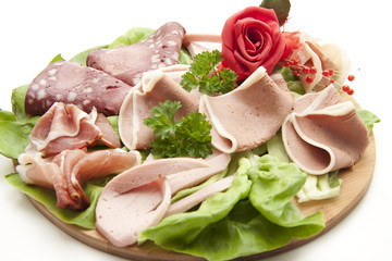 Wurstteller und rote Rose