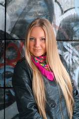 Fototapeta premium blonde woman posing of grafitti