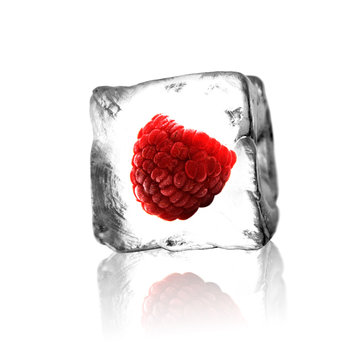 Himbeere im Eisblock