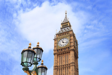 Fototapeta na wymiar Big Ben, Londyn, z latarni na pierwszym planie