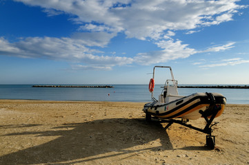 Fototapeta na wymiar Gommone a motore sulla spiaggia