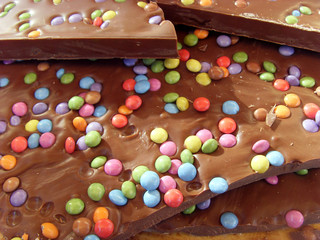 plaques de chocolat au lait et bondons multicolores