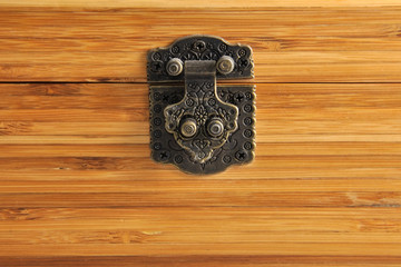 Деревянная поверхность, замок