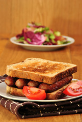 Toastbrot mit gebratenen Würstchen