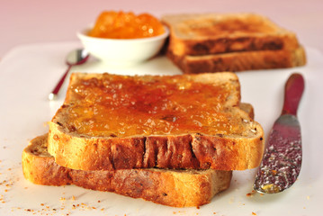 Toastbrot mit Orangenmarmelade