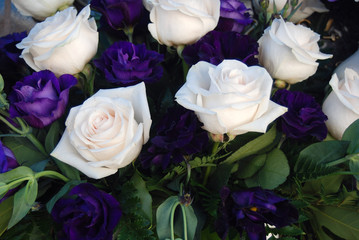 RAMO DE FLORES. ROSAS BLANCAS Y AZULES. DELICADO