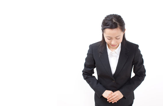 おじぎをする女性