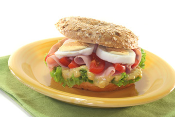 Bagel mit Kochschinken und Ei