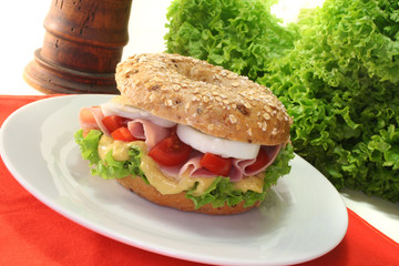 Bagel mit Kochschinken und Ei