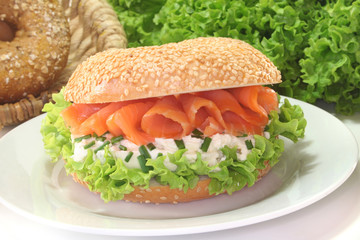 Bagel mit Frischkäse und Lachs