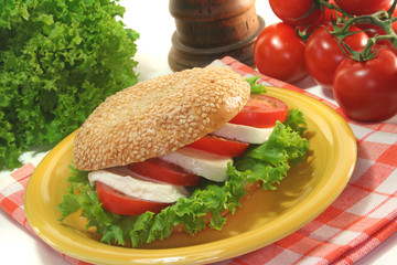 Bagel mit Tomaten und Mozzarella