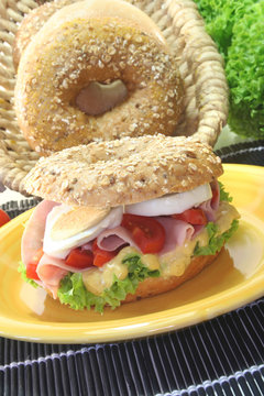 Bagel mit Kochschinken und Ei