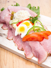 Belegtes Brot auf Holztisch