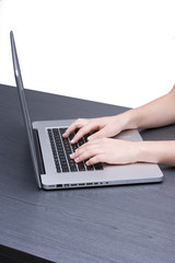 Frauenhände schreiben auf Tastatur