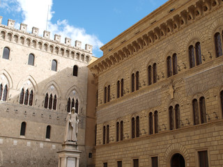 Fototapeta na wymiar Piazza Salimbeni Siena Toskana