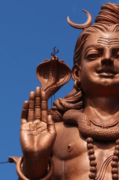 Zoom sur la grande statue de shiva &agrave; Grand Bassin