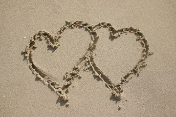 zwei herzen am strand
