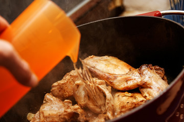 Kaninchenbraten mit Weisswein abloeschen