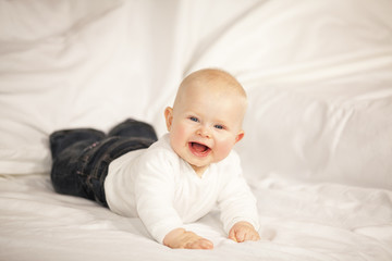 lachendes Baby Girl auf Couch