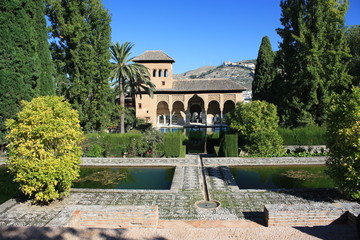Fototapeta na wymiar Spokojny ogród Alhambra - Granada