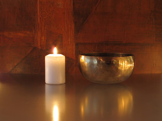 Klangschale und Kerze