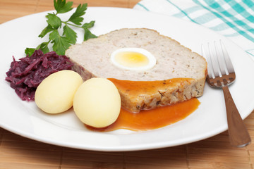 Hackbraten,Salzkartoffeln,Rotkohl