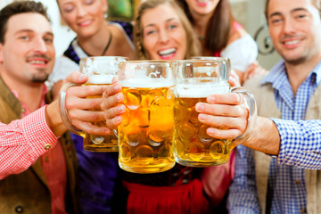 Leute trinken Bier in Bayern