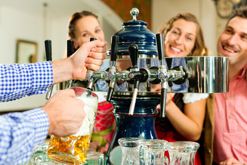 Mann zapft Bier in Bayerischer Wirtschaft