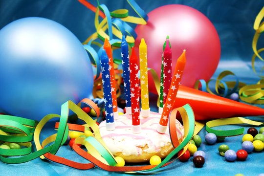 Luftballons und Partykuchen
