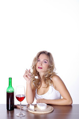 Fashion Model Gesicht mit Wein und Käse Porträt