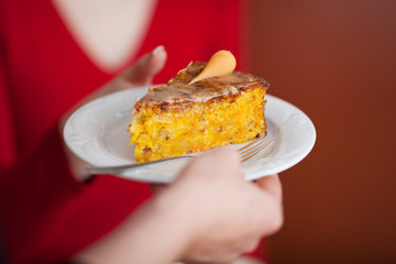 ein teller mit möhrenkuchen