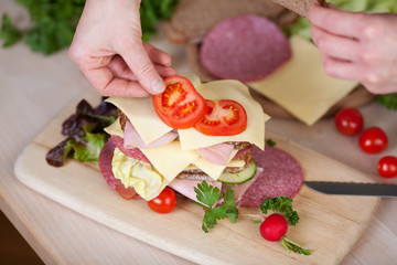 frau belegt gesundes sandwich