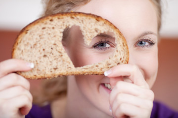 schöne frau mit einem herz für bäcker