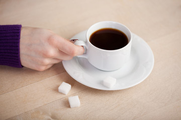 frau trinkt tasse kaffee