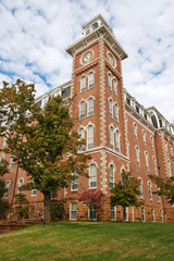 Fototapeta na wymiar Old Main wieża zegarowa, University of Arkansas kampusie