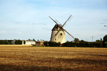 Feldarbeit vor alter Windmühle 306