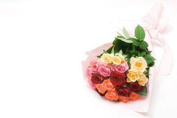 カラフルなバラの花束