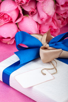 romantic present with note