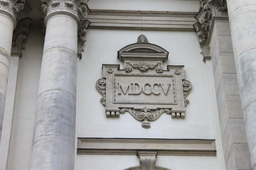 römische Jahreszahl an Kirchenwand