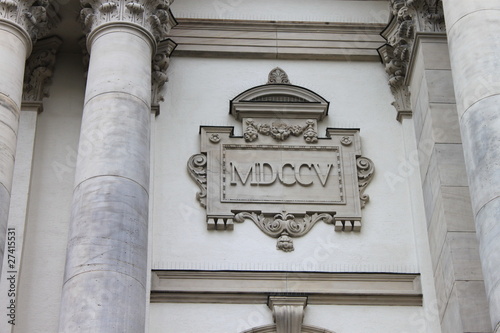 römische Jahreszahl an Kirchenwand