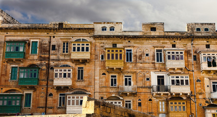 Fototapeta na wymiar Typical Maltese budynek z balkonami