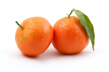 Zwei Mandarinen mit Blatt