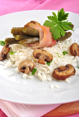 grüne Bohnen mit gegrilltem Speck auf Risotto Reis